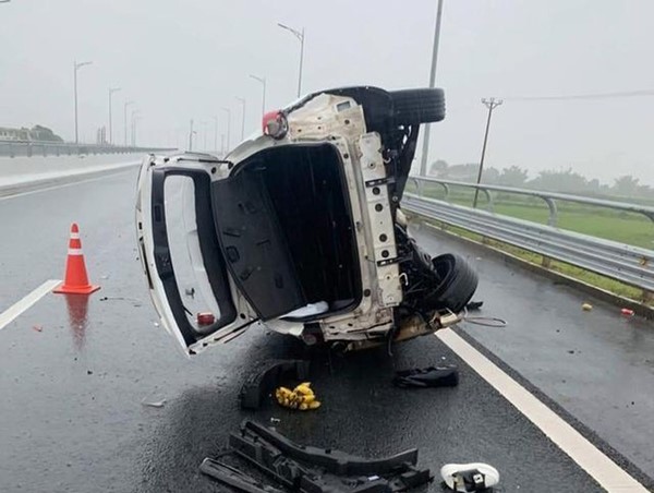 Ô tô con gặp nạn trên cao tốc, tài xế văng khỏi xe