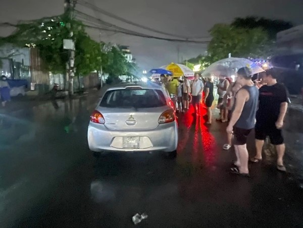 Hà Nội: Ô tô hất tung người đi bộ rồi bỏ mặc