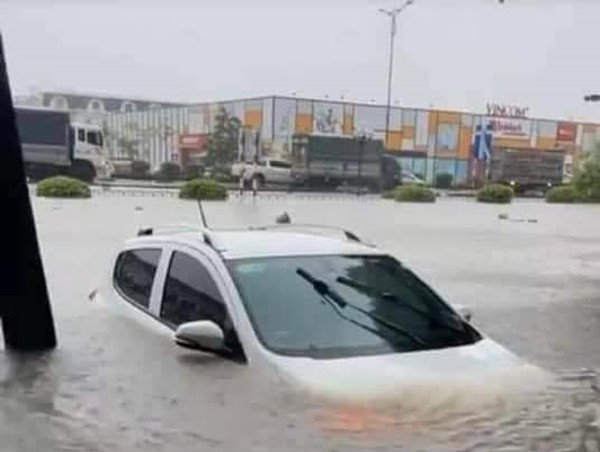 Đường phố thành sông, nhiều ô tô, xe máy bị ngập nước