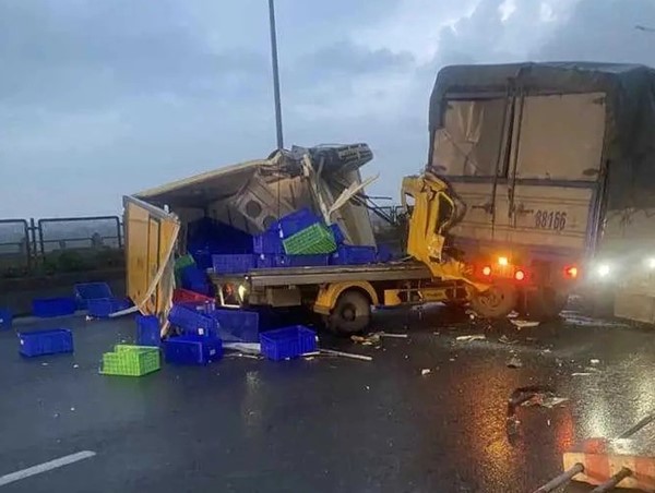 Xe tải chắn ngang cầu Thanh Trì, đường Vành đai 3 ùn tắc kéo dài