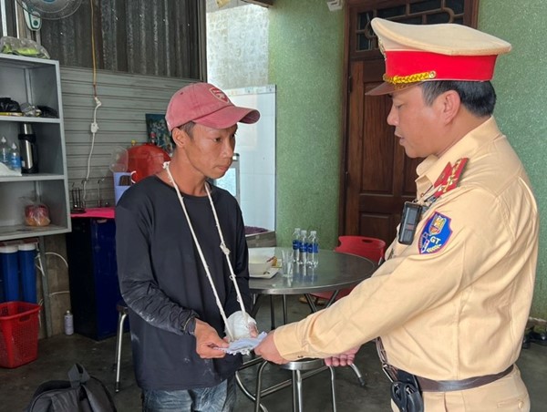 Thanh niên đi bộ 8 ngày được cảnh sát giao thông giúp trở về nhà