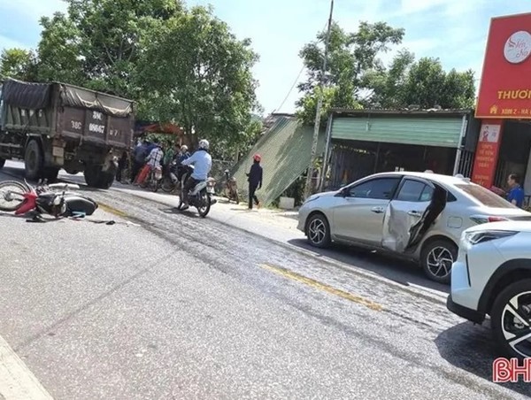 Ô tô mở cửa bất ngờ, người đi xe máy tông vào hông xe