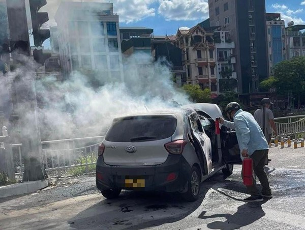Taxi đang lưu thông bất ngờ bốc cháy giữa phố phường đông đúc
