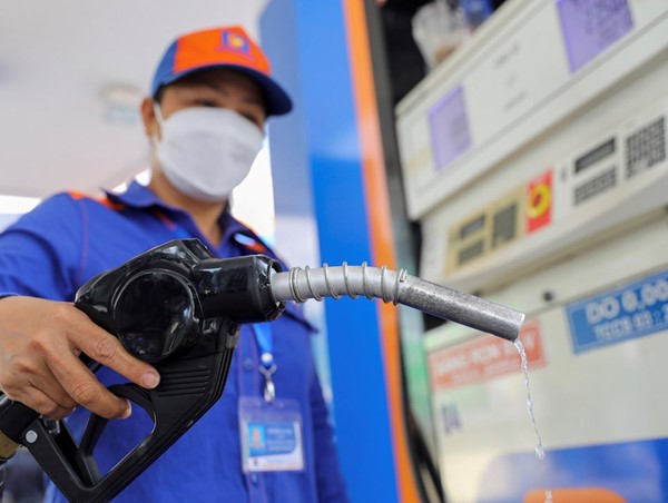 Giá xăng tăng, RON 95 vượt 22.000 đồng/lít từ chiều nay