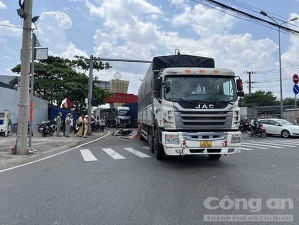 Cô gái tử vong thương tâm trước cổng khu công nghiệp Sóng Thần