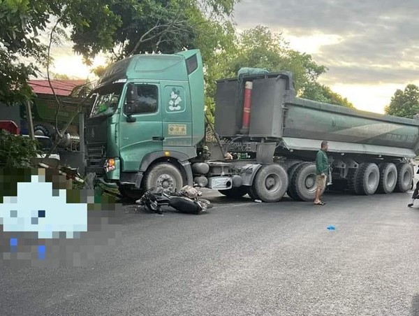 Đi bộ sang đường bị ô tô đầu kéo đâm tử vong