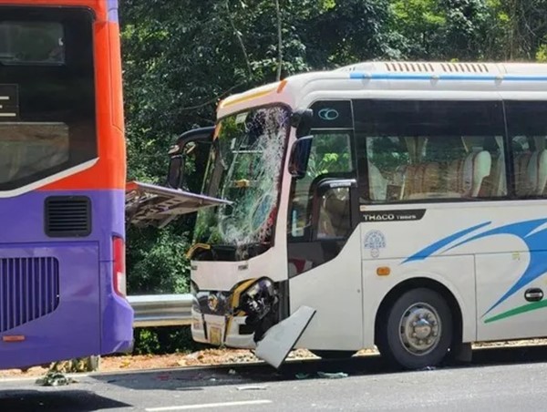 3 xe khách tông nhau trên đèo