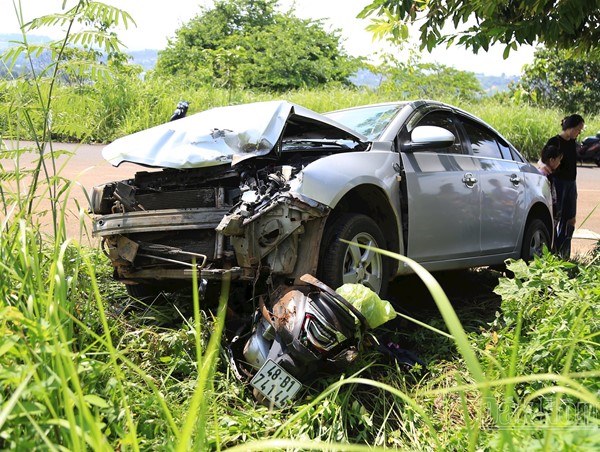  Ô tô kéo lê xe máy 200m dưới gầm