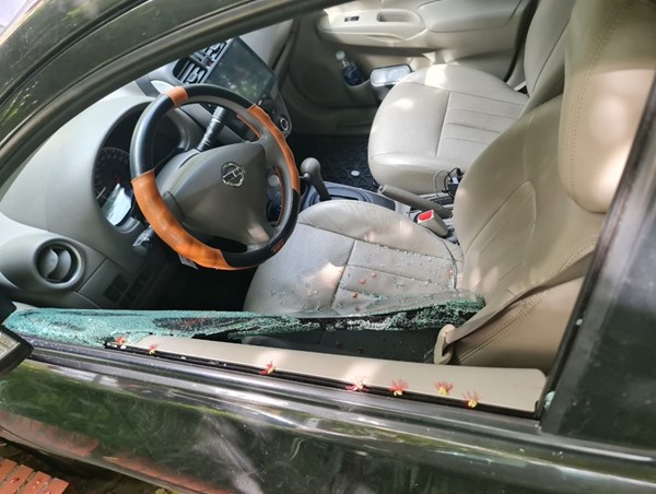 Hàng loạt ô tô ở khu đô thị Văn Quán bị đập vỡ kính