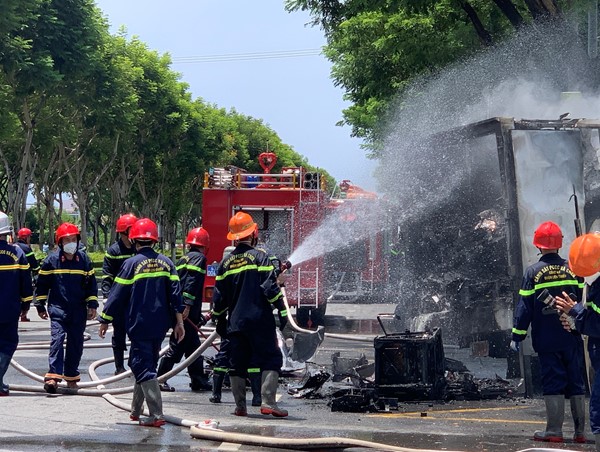 Xe tải bốc cháy khi đang lưu thông trên đường