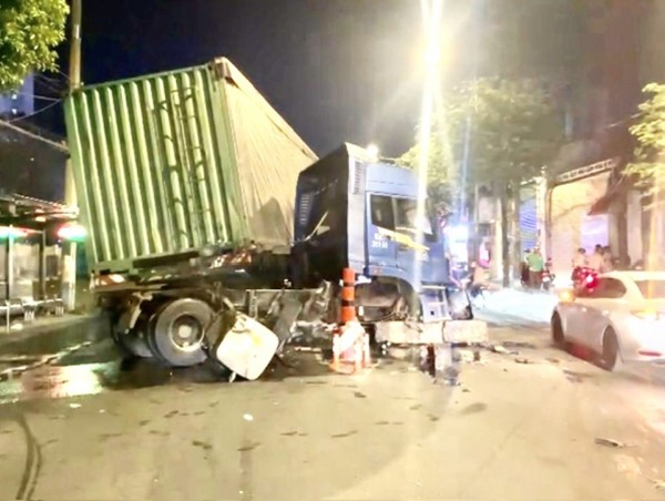 Xe đầu kéo lao vào dải phân cách, tài xế thoát chết