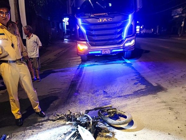 Xe máy bốc cháy sau va chạm ô tô