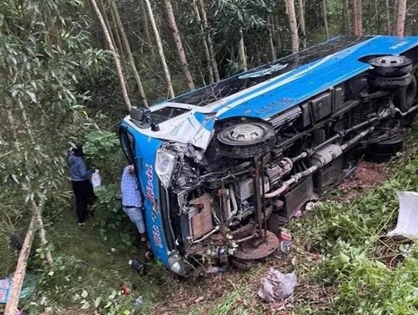 Xe khách lật xuống rìa quốc lộ sau tai nạn chết người