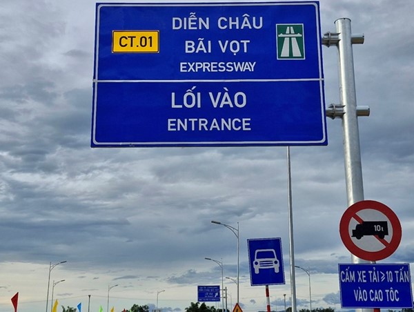 Ngày đầu cao tốc Diễn Châu- Bãi Vọt khai thác đến nút giao quốc lộ 8A