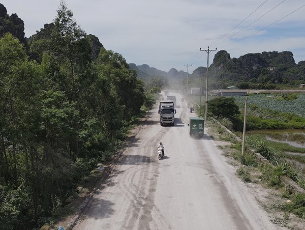 Người dân dầm mình trong bão bụi trên tuyến đường Tế Tiêu - An Phú