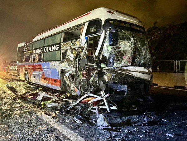 Ô tô khách húc đuôi xe đầu kéo trên cao tốc Vĩnh Hảo - Phan Thiết, phụ xe tử vong tại chỗ