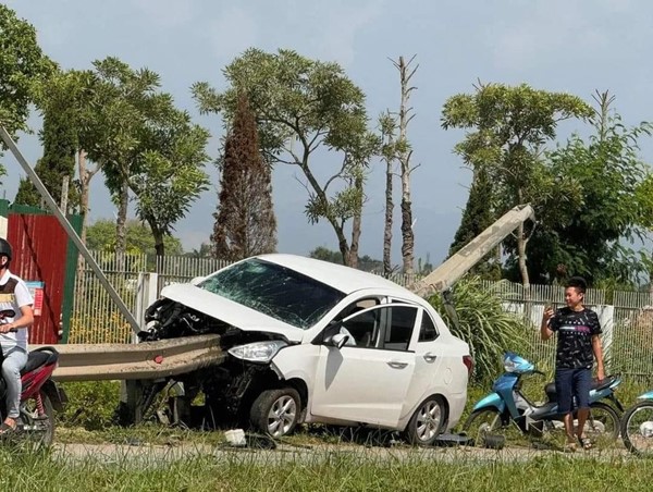 Thanh hộ lan xuyên dọc ô tô, tài xế may mắn thoát chết