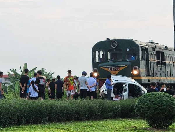 Tàu hỏa kéo lê ô tô, 2 bố con nguy kịch