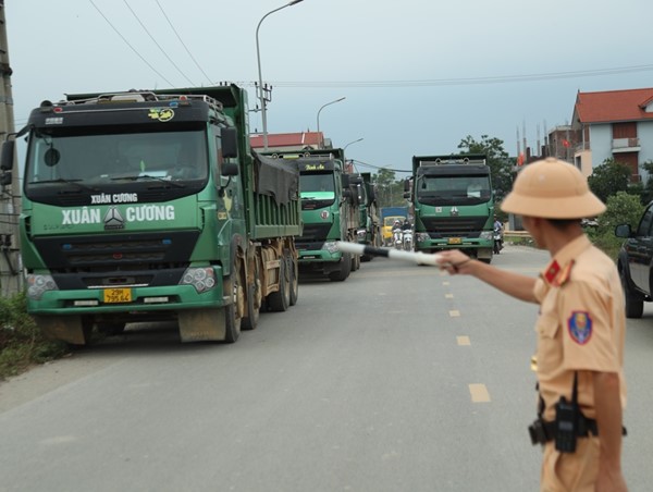Xe tải chây ì, chống đối lực lượng chức năng: Sẽ duy trì tuần tra, xử lý nghiêm vi phạm
