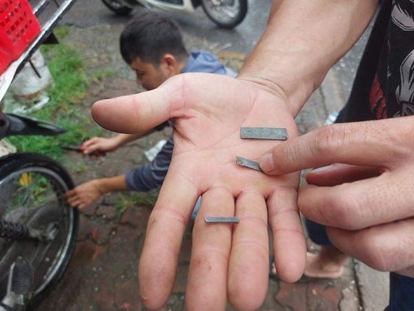 Hàng loạt xe máy bị thủng săm, nghi bị rải đinh trên đại lộ Thăng Long