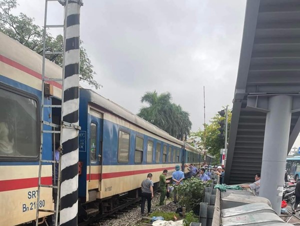 Người đàn ông lao vào đường ray bị tàu hỏa đâm tử vong ở Hoàng Mai