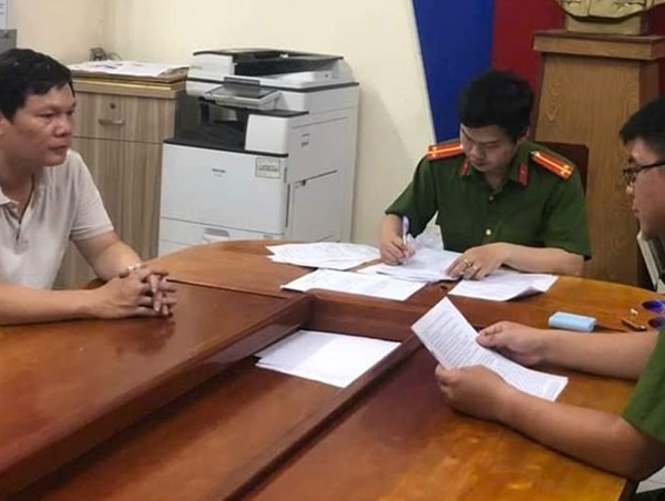 Khởi tố tài xế hất văng cô gái lên nắp capo