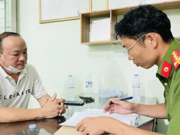 Bắt đối tượng cầm khúc xương bò đập vỡ kính ô tô người khác