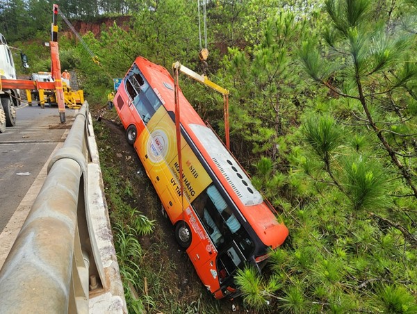 Xe giường nằm chở 11 khách bất ngờ lao xuống bờ suối