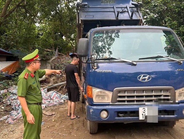 Tài xế xe tải đang đổ trộm phế thải ra môi trường gặp ngay cảnh sát