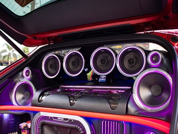 Nghe nhạc trên ô tô sao cho đúng cách?