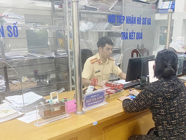 Xử lý 2.166 trường hợp, phạt gần 2 tỷ đồng các phương tiện chậm làm thủ tục sang tên đổi chủ