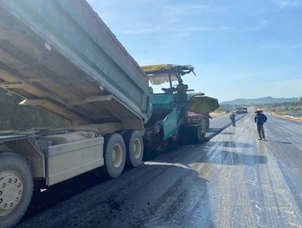 Hà Tĩnh: sản lượng thi công cao tốc Hàm Nghi - Vũng Áng đạt 55%