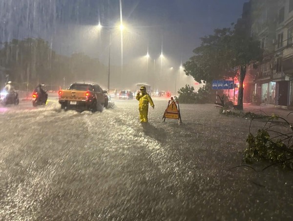 Hà Nội: nhiều tuyến đường ngập úng trong giờ cao điểm chiều