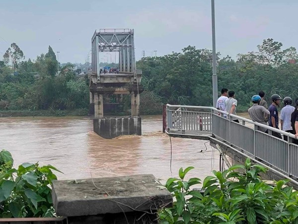 Thủ tướng chỉ đạo tập trung khắc phục sự cố sập cầu Phong Châu