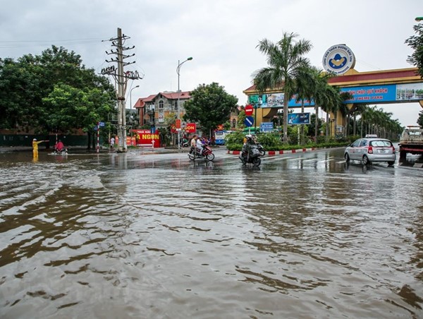 Phân luồng giao thông tại các vị trí bị ngập trên tuyến Quốc Oai, Hoài Đức
