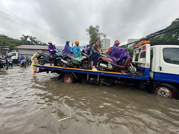 Nhiều tuyến đường Hà Nội ngập sâu, giao thông ùn tắc sau đêm mưa