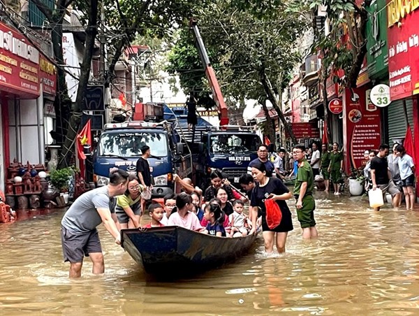 Huyện Mỹ Đức hỗ trợ thuyền cho vùng lũ Gia Lâm