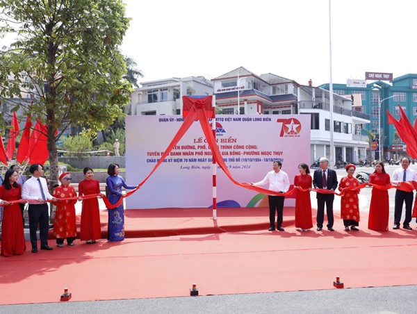 Long Biên – gắn biển Chào mừng 70 năm Giải phóng Thủ đô nhiều tuyến đường