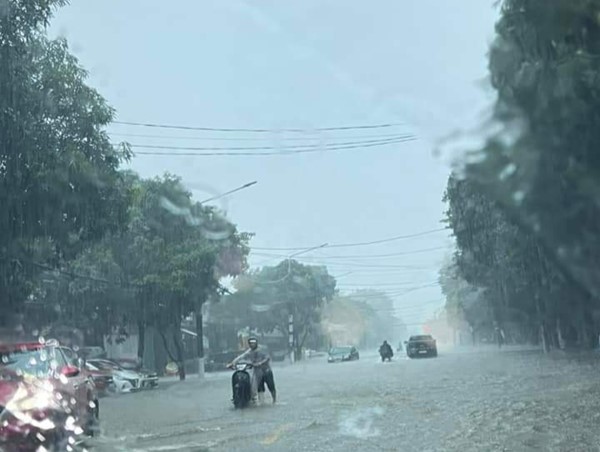 Nghệ An: nhiều tuyến đường tại Vinh "thất thủ" vì mưa ngập sâu