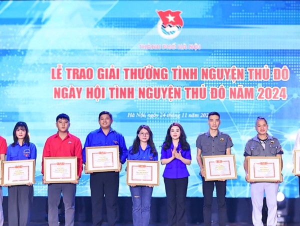 Thanh niên Thủ đô tuyên truyền, giữ gìn trật tự an toàn giao thông