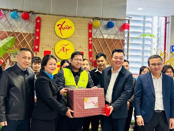 Động viên kíp trực đường sắt đô thị trong ngày cuối cùng năm Giáp Thìn