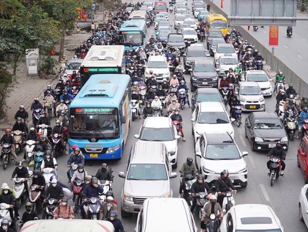 Hàng vạn người dân trở lại Thủ đô sau kỳ nghỉ Tết