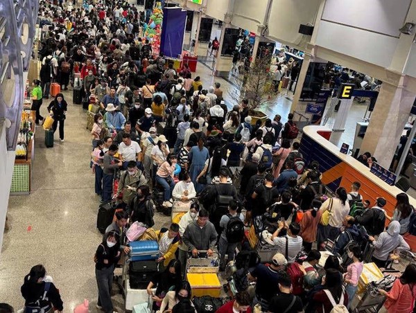 Ngày làm việc đầu năm, sân bay Tân Sơn Nhất đưa đón hơn 146.000 hành khách