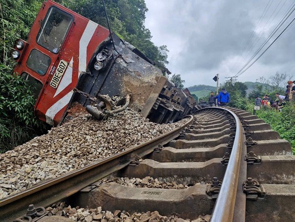 Hà Tĩnh: tàu hỏa va chạm xe tải, đường sắt Bắc- Nam tê liệt