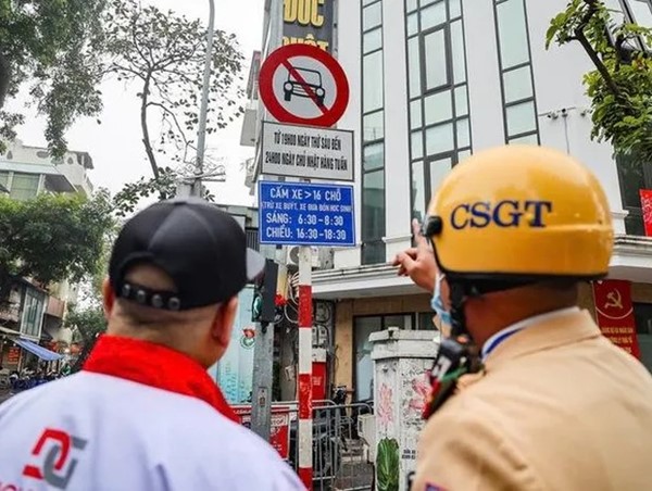 Ngày đầu hạn chế xe trên 16 chỗ vào phố cổ Hà Nội