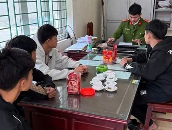 Xử lý nhóm thanh thiếu niên chặt đứt biển số xe máy của người dân