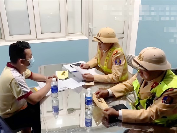 Tài xế xe khách chở 25 người ngược chiều cao tốc