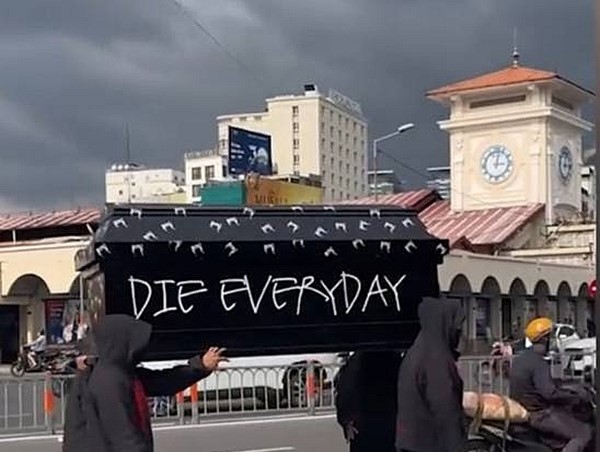 Bắt khẩn cấp 9 người liên quan đến vụ khiêng quan tài diễu phố