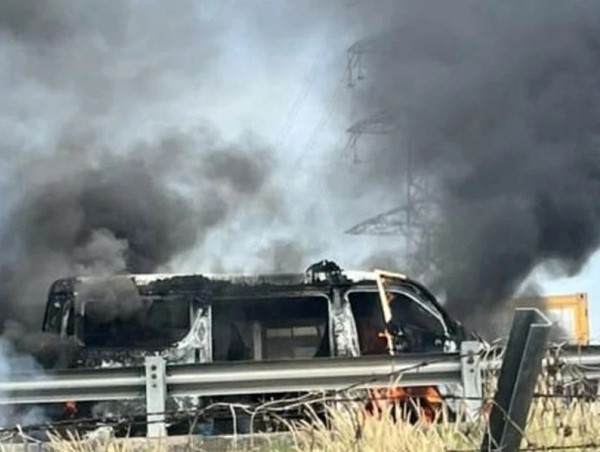 Xe cứu thương cháy dữ dội trên cao tốc