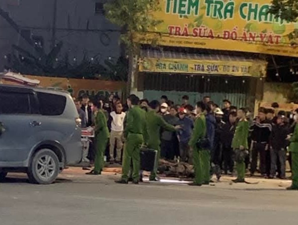 Xe máy va chạm ô tô, 1 người chết